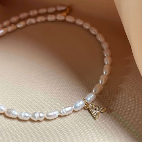 Colier perle de cultura cu initiala suflat aur 18K - stil 